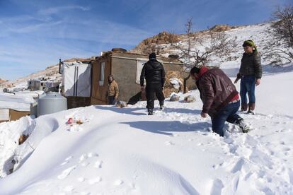 O assentamento informal de Ghares el Rahme, lar de 370 refugiados sírios, ficou incomunicável durante quatro dias por causa da tempestade de neve que açoitou Arsal, localidade fronteiriça com a Síria.