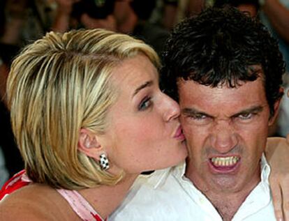 Antonio Banderas y Rebeca Romijn-Stamoset, en Cannes, donde han presentado fuera de concurso <b></b><i>Femme fatale.</i>