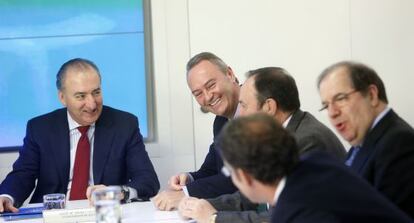 El presidente de la Generalitat, Alberto Fabra, en el centro, ayer en el comité nacional del PP.