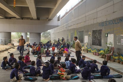 Hasta 210 niños y niñas de diferentes edades, asisten a las clases impartidas por los voluntarios, que les sirven de apoyo a la escuela pública.