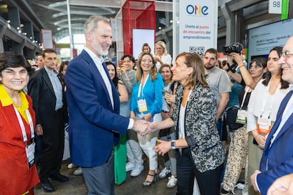 María Benjumea, presidenta de South Summit (i), el Rey Felipe VI y Vanessa Hernández, Directora General de Prensa y Operaciones de Prisa Media, en la inauguración del South Summit 2025 este miércoles en Madrid.