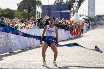 La atleta española María Pérez cruza la línea de meta para ganar, junto a Álvaro Martín, el oro en la prueba de maratón mixto de marcha de los Juegos Olímpicos de París 2024, este miércoles.