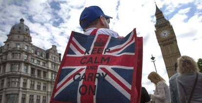 Un turista estadounidense, cerca del Parlamento británico.