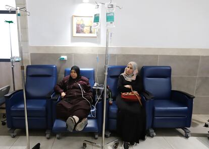 Pacientes palestinas de Hebrón (Cisjordania), el jueves día 9 en una sala de quimioterapia del hospital Augusta Victoria de Jerusalén. 