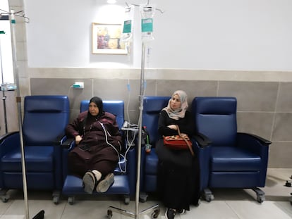 Pacientes palestinas de Hebrón (Cisjordania), en una sala de quimioterapia del hospital Augusta Victoria de Jerusalén.