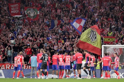 Los jugadores del Atlético e Madrid saludan a sus aficionados ultras tras el partido de LaLiga entre el Atlético de Madrid y el Real Madrid CF en el Estadio Civitas Metropolitano el 29 de septiembre de 2024 en Madrid.