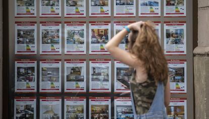 Cartells en una immobiliària al barri de Gràcia, a Barcelona.