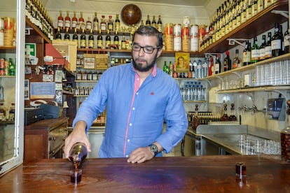 Un camarero sirve bebida en la histórica tienda Ginjinha Sem Rival, en el centro de Lisboa.