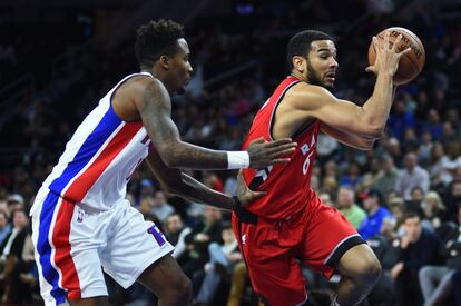 Cory Joseph protege la pelota ante Brandon Jennings.