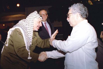 Yasir Arafat estrecha la mano del premio Nobel de Literatura Gabriel García Márquez, durante una fiesta de la Conferencia del Movimiento de Países no Alineados en Cartagena (Colombia). En el centro, el presidente de Colombia, Ernesto Samper.