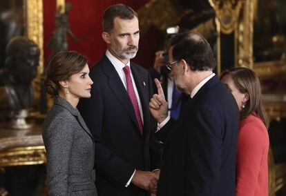 Los Reyes conversan con Mariano Rajoy y su esposa Elvira Fernández.