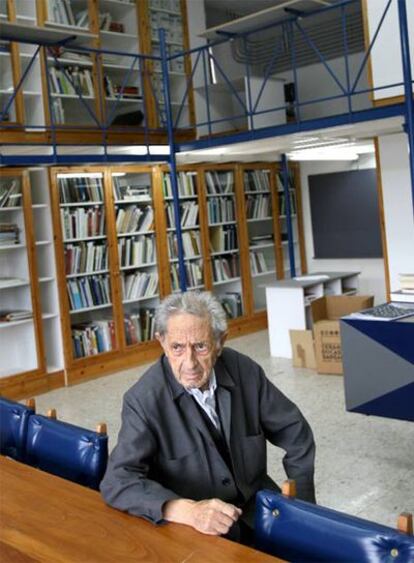 Isaac Díaz Pardo, ayer en la biblioteca y hemeroteca del Instituto Galego de Información, en Santiago.