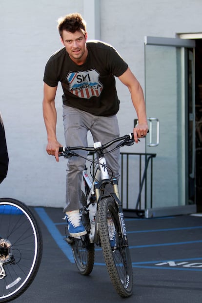 A otro que le sienta muy bien la bicicleta es al actor Josh Duhamel. El marido de Fergie no duda en coger la bici para moverse por las calles de Santa Monica.