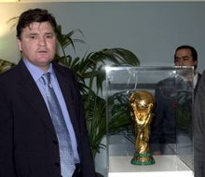 José Antonio Camacho posa junto a la Copa del Mundo en Barcelona.