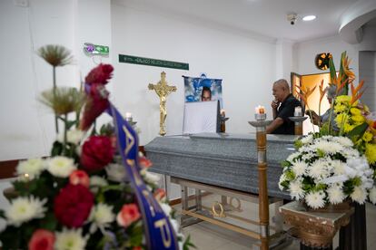 El padre de Erlindo Nelson Quiroz Ríos llora frente a su cajón fúnebre.