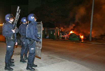 La ciudad andaluza de Jerez vive graves disturbios tras una huelga de basuras que ha entrado ya en su decimonoveno día. Grupos de vecinos han prendido fuego a contenedores de desperdicios y han provocado incendios en al menos 45 calles de la localidad.