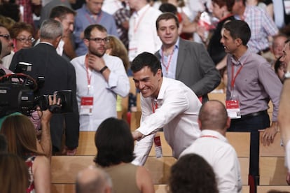 Pedro Sánchez saluda a delegados del congreso extraordinario en el que saldrá ratificado como secretario general del PSOE.