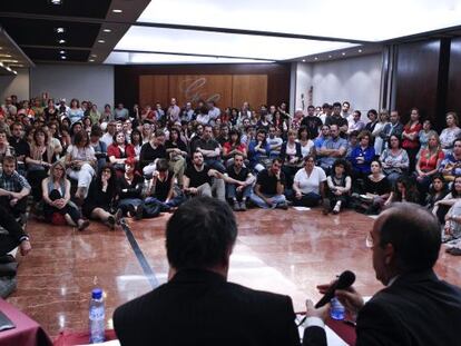 Los abogados Cantos y Suárez intervienen durante una asamblea de trabajadores del Incasòl.