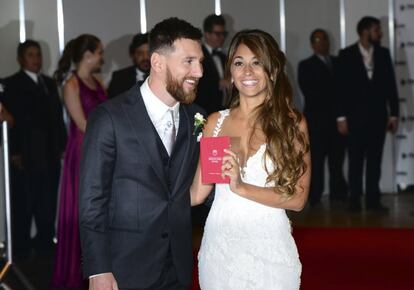 El 30 de junio de 2017 en la ciudad de Rosario (Argentina), en la que se conocieron y enamoraron, se casaban el futbolista Lionel Messi y su pareja desde hacía más de una década, Antonela Roccuzzo. La pareja se dio el ‘sí, quiero’ ante unos 260 invitados, entre ellos muchos compañeros y excompañeros del futbolista del Barcelona y la selección argentina como Neymar, Puyol, Piqué o Higuaín. Entonces la pareja tenía dos hijos, Thiago (de cuatro años) y Mateo (de uno). Justo 10 meses después volvían a tener otro niño, Ciro. Los novios pidieron a sus invitados que, como regalo, hicieran donaciones a una fundación. Pero como se supo después las aportaciones no llegaron a los 10.000 euros.