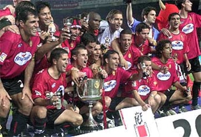 Los jugadores del Real Mallorca posan con la Copa del Rey tras derrotar en la final al Recreativo de Huelva por 3-0 en el encuentro disputado en el estadio Martínez Valero de Elche.