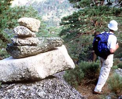 Un excursionista recorre la senda de los Alevines.