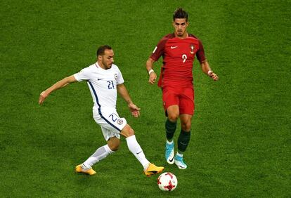 Marcelo Diaz of Chile y Andre Silva durante las semifinales.