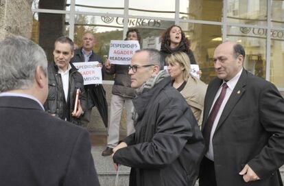 El conselleiro Jes&uacute;s V&aacute;zquez y el delegado de la Xunta en Ourense, Rogelio Mart&iacute;nez, pasan ante trabajadores de Agader en una protesta.