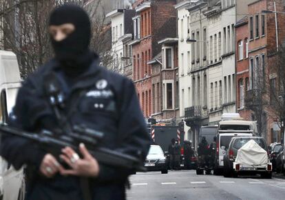 Mitjans de comunicació belgues han informat aquest divendres a la tarda que Salah Abdeslam, un dels terroristes del comando que va perpetrar els atemptats de París el passat 13 de novembre, hauria estat ferit i arrestat en el curs d'una operació encara en marxa per capturar-lo al barri de Molenbeek, a Brussel·les. En la imatge, un policia en l'escena de l'operació.