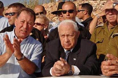 Ariel Sharon, durante la visita que hizo ayer al asentamiento de Ariel, en Cisjordania.