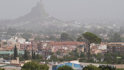 La ciudad de Murcia, en una imagen de archivo, cubierta por contaminación atmosférica.