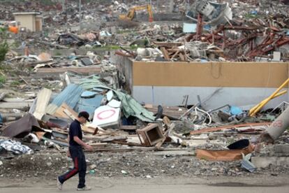 La destrucción provocada por el terremoto del pasado 11 de marzo, al Noreste de Japón, se siguen apreciando tres meses después en la zona de Otsuchi.