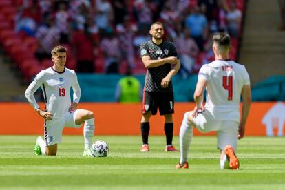 Los ingleses Mount y Rice se arrodillan antes del encuentro contra Croacia.