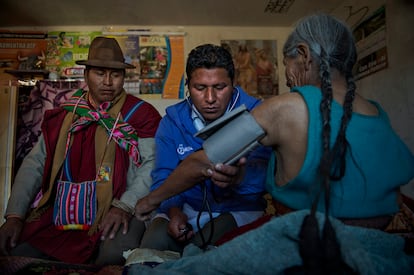 Como parte de la interconsulta el Médico Académico le toma la presión a la paciente.