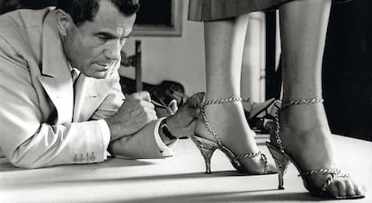 En la imagen, Ferragamo con un dise&ntilde;o de sandalia dorada en 1956.