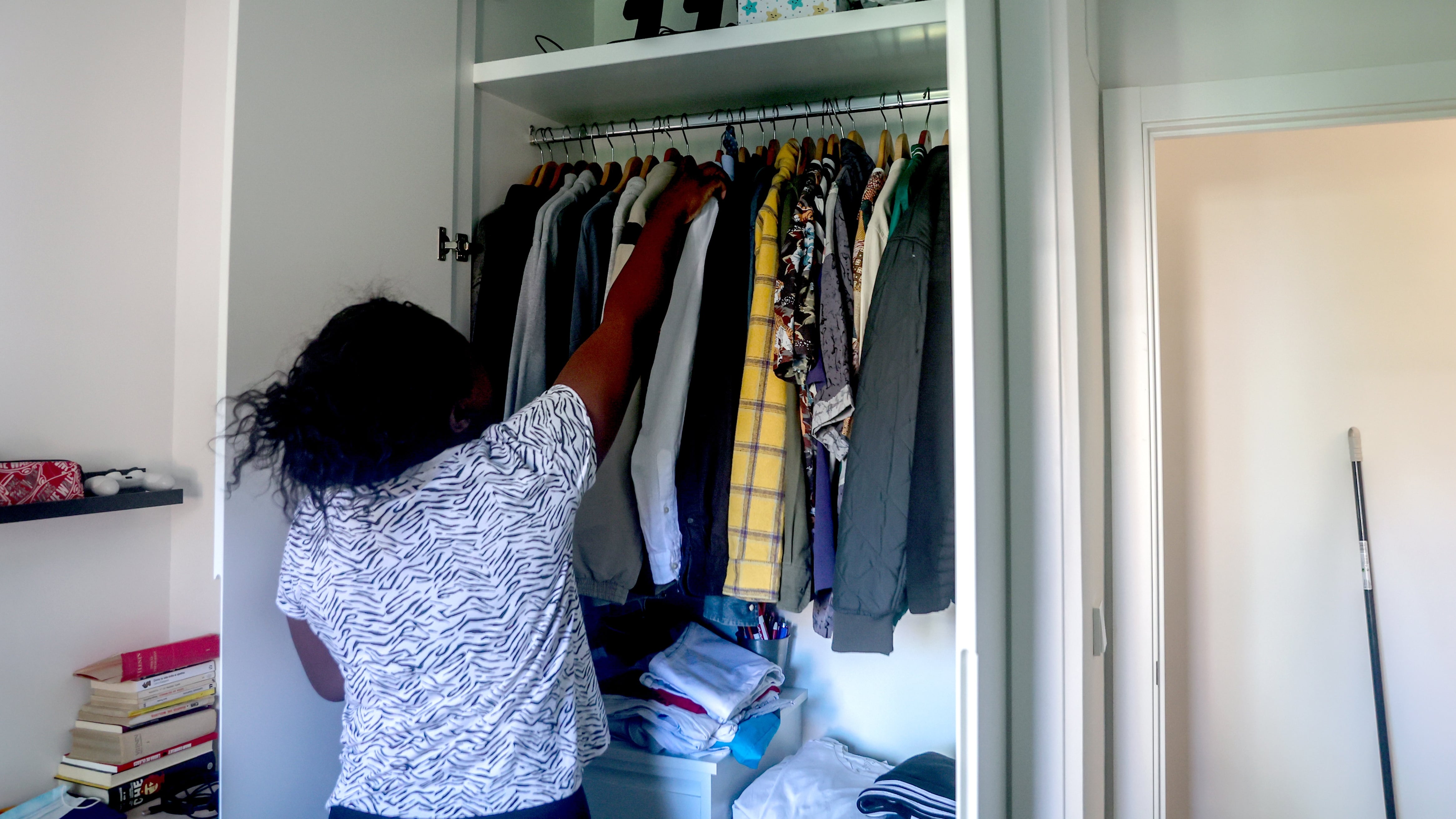 Una empleada de hogar organiza la ropa en un armario, en una imagen de archivo de septiembre de 2022.