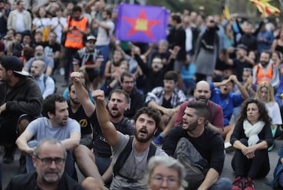 Un grupo de independentistas, durante una sentada en el centro de Barcelona, este sábado.