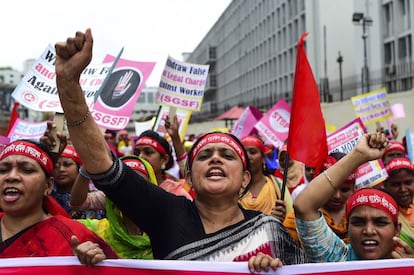 Activistas y trabajadores de Bangladés participan en una marcha por motivo del Día Internacional del Trabajo, en Dhaka.
