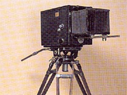 Cámara de 35 milímetros modelo Super Parvo (Francia, 1941), izquierda, y linterna mágica GBN (Alemania, 1910).