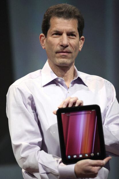 Jon Rubinstein, vicepresidente de HP, muestra TouchPad.