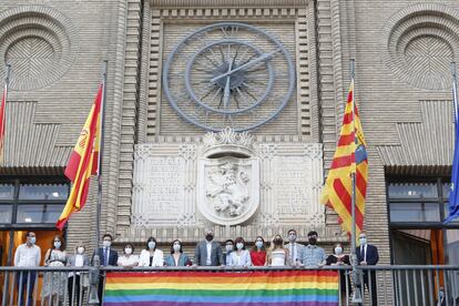 La pancarta con los colores del colectivo LGTBI colocada en el Ayuntamiento de Zaragoza en junio de 2020.