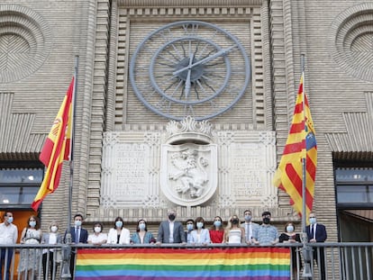 La pancarta con los colores del colectivo LGTBI colocada en el Ayuntamiento de Zaragoza en junio de 2020.