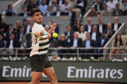 Carlos Alcaraz durante el partido de cuartos de final de Roland Garros ante Tommy Paul.