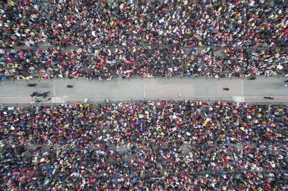 Vista aérea de la gente esperando en la estación de Guangzhou.