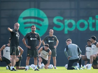 Xavi Hernández junto a los jugadores del Barcelona en un entrenamiento de pretemporada, el miércoles en la ciudad deportiva Joan Gamper.