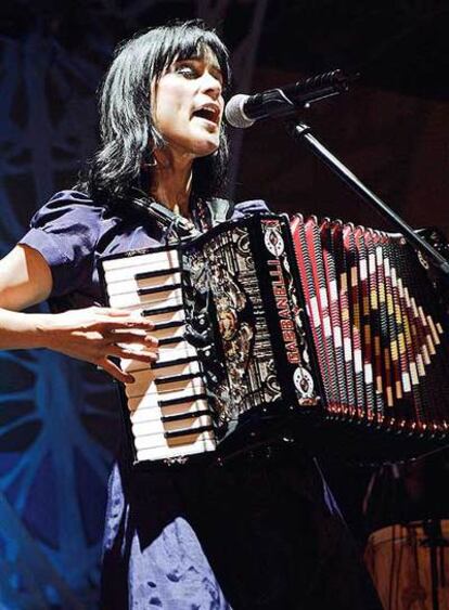 Julieta Venegas, en un concierto con su inseparable acordeón.