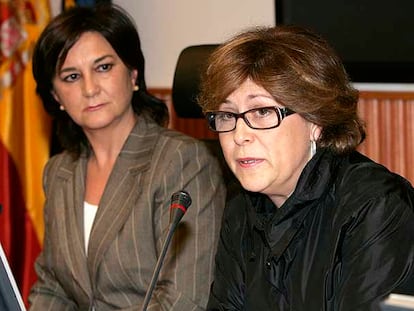 La secretaria de Políticas Sociales del PSOE, Matilde Valentín (izquierda), y la diputada Marisol Pérez, ayer.