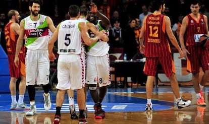 Los jugadores de Laboral Kutxa celebran la victoria conseguida en Estambul frente al Galatasaray.