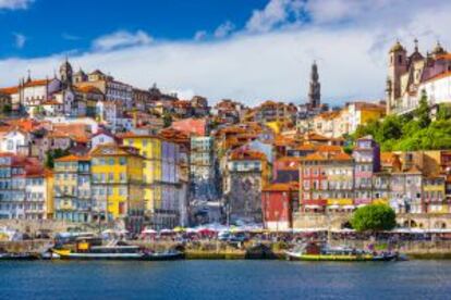 Vista del barrio de Ribeira, en Oporto, a orillas del Duero.