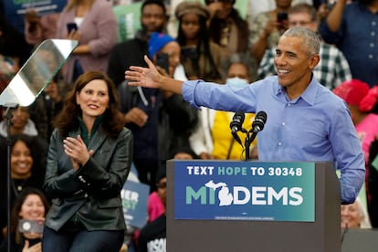 El expresidente estadounidense Barack Obama, este sábado en Detroit, en un mitin de apoyo a la gobernadora Gretchen Whitmer (izquierda).