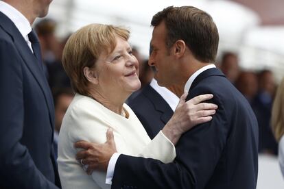 Emmanuel Macron saluda a la canciller alemana Angela Merkel.